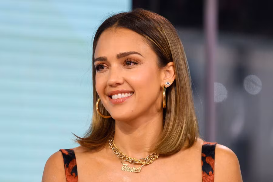 Jessica Alba: Nữ diễn viên xinh đẹp này nói rằng cô mắc chứng “thích kiểm tra”. Alba cho biết: “Tôi thường tháo các thiết bị trong nhà hay liên tục kiểm tra từng cái cửa để chắc chắn rằng chúng đã được khóa”.