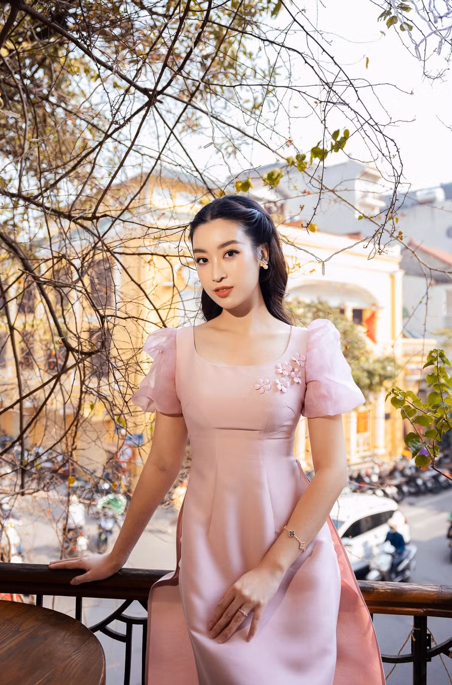 Hoa hậu Đỗ Mỹ Linh duyên dáng trong tà áo dài cách tân vô cùng trẻ trung. Hoa hậu Đỗ Mỹ Linh duyên dáng trong tà áo dài cách tân vô cùng trẻ trung.