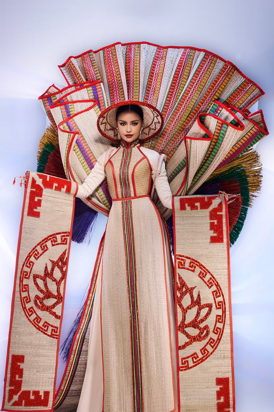 Trang phục dân tộc "Chiếu Cà Mau" mới mà Ngọc Châu trình diễn tại Miss Universe đã được thay đổi họa tiết chữ “Lộc” thành họa tiết hình hoa Sen. Trang phục dân tộc "Chiếu Cà Mau" mới mà Ngọc Châu trình diễn tại Miss Universe đã được thay đổi họa tiết chữ “Lộc” thành họa tiết hình hoa Sen.