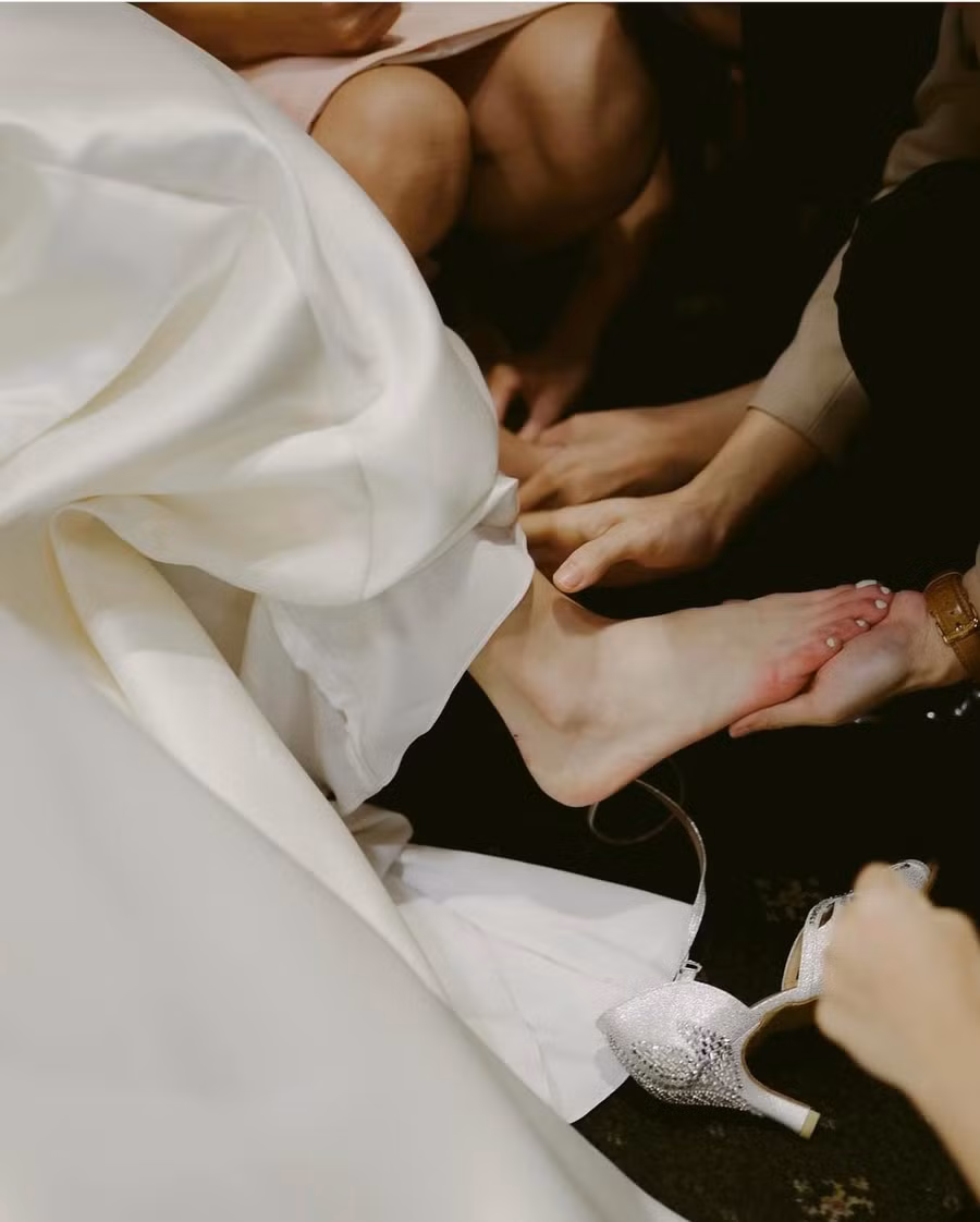 Á hậu Thùy Dung không may gặp bị bỏng nặng hai bàn chân do khói lạnh trong lúc thực hiện nghi thức lễ cưới.