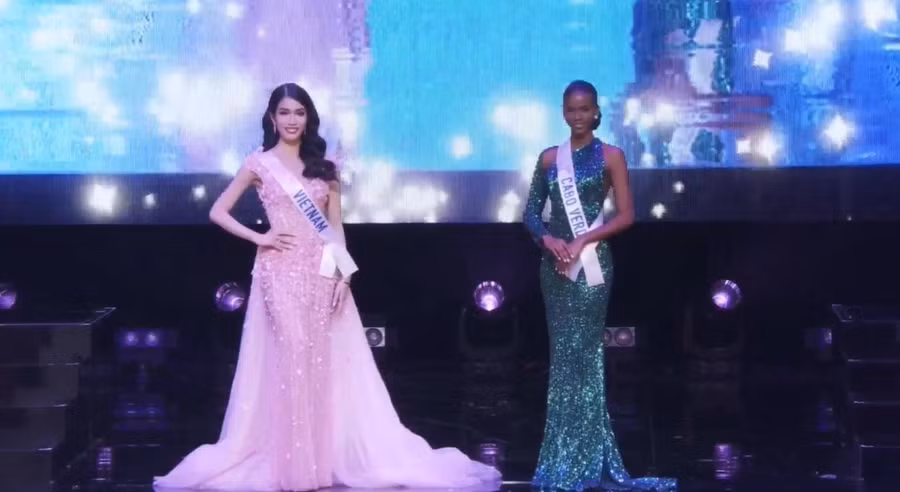 Bộ trang phục dạ hội Phương Anh trình diễn tại Miss International 2022 có tên Cherry Blossom, được lấy ý tưởng từ hoa anh đào với tông hồng làm chủ đạo, tượng trưng cho sức sống mãnh liệt, sự khiêm nhường nhưng không kém phần nhẹ nhàng, tinh tế. Bên cạnh đó, thiết kế được đính kết 3D vô cùng tỉ mỉ trên thân váy, tạo nên một tổng thể hài hòa, bắt mắt. Bộ trang phục dạ hội Phương Anh trình diễn tại Miss International 2022 có tên Cherry Blossom, được lấy ý tưởng từ hoa anh đào với tông hồng làm chủ đạo, tượng trưng cho sức sống mãnh liệt, sự khiêm nhường nhưng không kém phần nhẹ nhàng, tinh tế. Bên cạnh đó, thiết kế được đính kết 3D vô cùng tỉ mỉ trên thân váy, tạo nên một tổng thể hài hòa, bắt mắt.