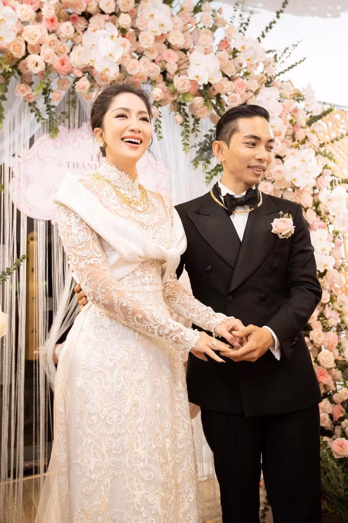 Lễ ăn hỏi và rước dâu của Khánh Thi và Phan Hiển đã diễn ra tại tư gia, trước sự chứng kiến của gia đình, bạn bè thân thiết và đặc biệt là 2 con nhỏ của cặp đôi. Lễ ăn hỏi và rước dâu của Khánh Thi và Phan Hiển đã diễn ra tại tư gia, trước sự chứng kiến của gia đình, bạn bè thân thiết và đặc biệt là 2 con nhỏ của cặp đôi.