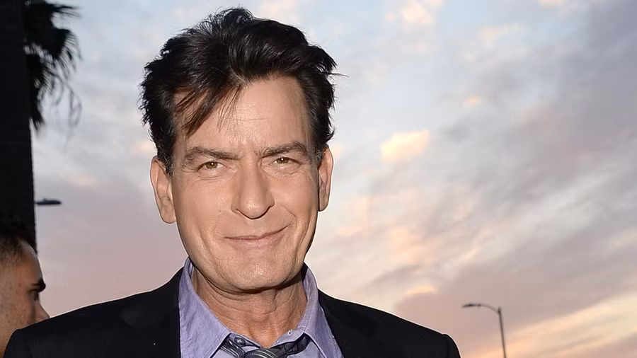 Charlie Sheen: Charlie Sheen mắc chứng OCD và cần sắp xếp mọi thứ theo thứ tự. Anh ấy nói với rằng chứng rối loạn ám ảnh cưỡng chế của mình thậm chí còn thôi thúc anh ấy sửa cổ áo sơ mi của người lạ tại một nhà hàng.