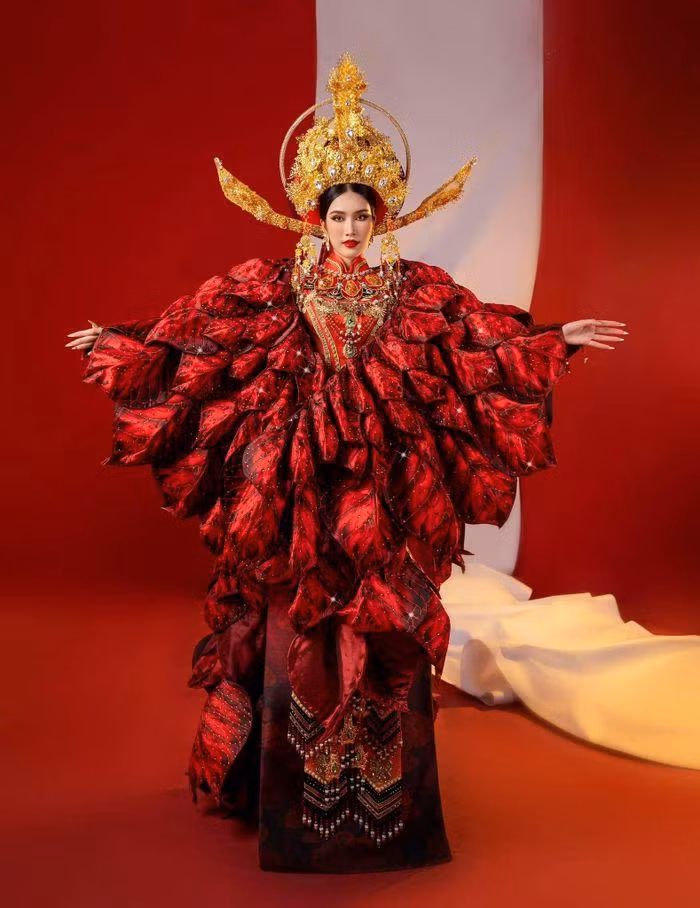 Bộ quốc phục mà Phương Anh mang đến Miss International 2022 mang tên Hoa Trạng Nguyên được xem là biểu tượng của sự thành danh, đỗ đạt.