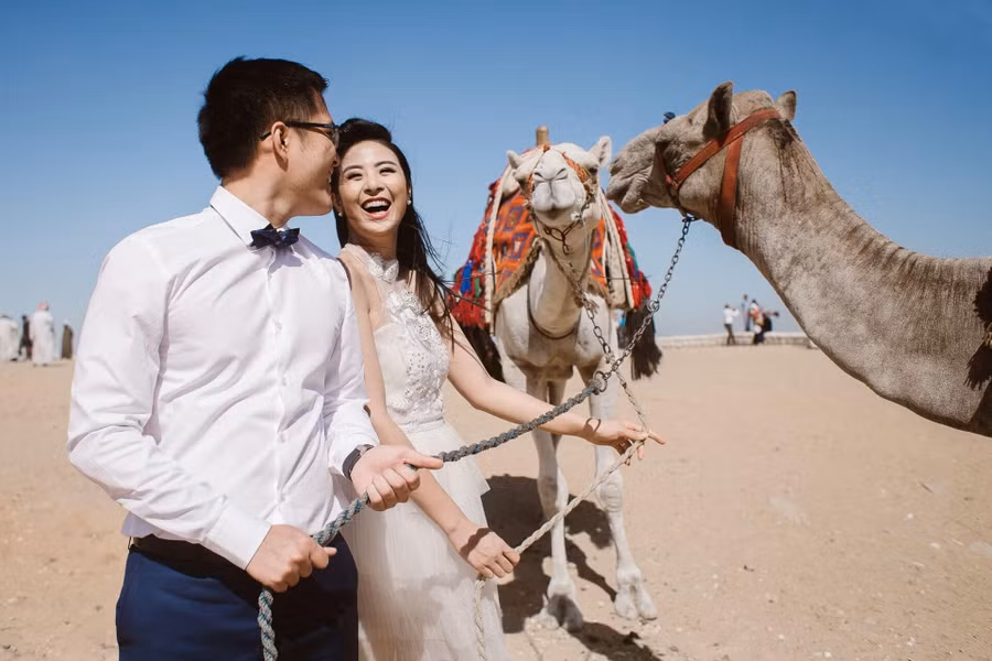 Bộ ảnh cưới được Hoa hậu Ngọc Hân thực hiện tại Ấn Độ. Theo tiết lộ của người đẹp, cô tự chuẩn bị trang phục, make-up và làm tóc, không hề có ê-kíp hỗ trợ. Bộ ảnh cưới được Hoa hậu Ngọc Hân thực hiện tại Ấn Độ. Theo tiết lộ của người đẹp, cô tự chuẩn bị trang phục, make-up và làm tóc, không hề có ê-kíp hỗ trợ.