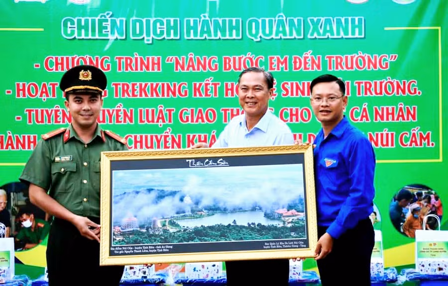 Tặng quà lưu niệm cho địa phương.