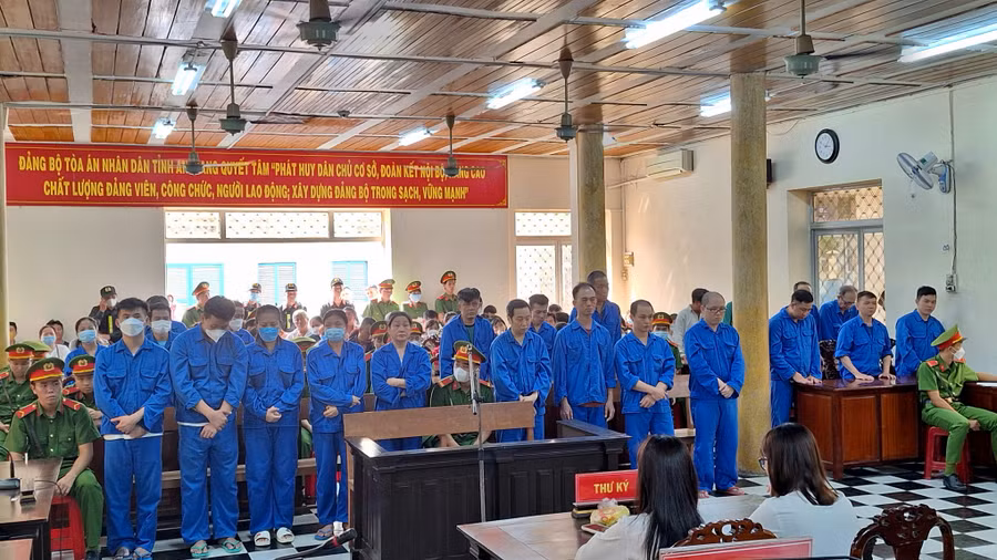 Phiên tòa xét xử vụ án buôn lậu 51kg vàng.