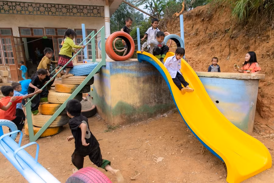 Các em nhỏ mầm non ở Hua Kìm chơi với hệ vận động do học sinh THCS Maya thiết kế và xây dựng.