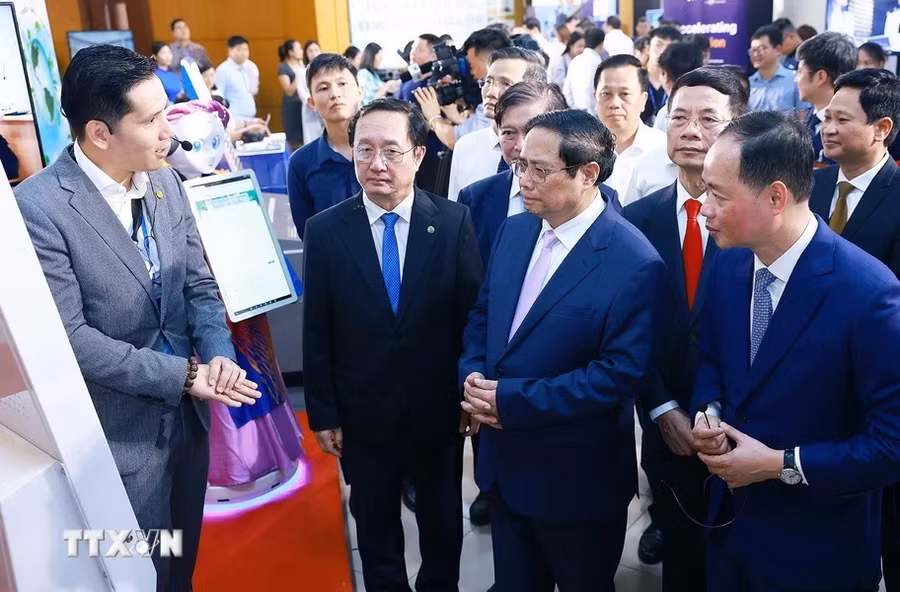 Thủ tướng Phạm Minh Chính tham quan gian trưng bày các sản phẩm ứng dụng khoa học và công nghệ (Ảnh: Dương Giang/TTXVN)