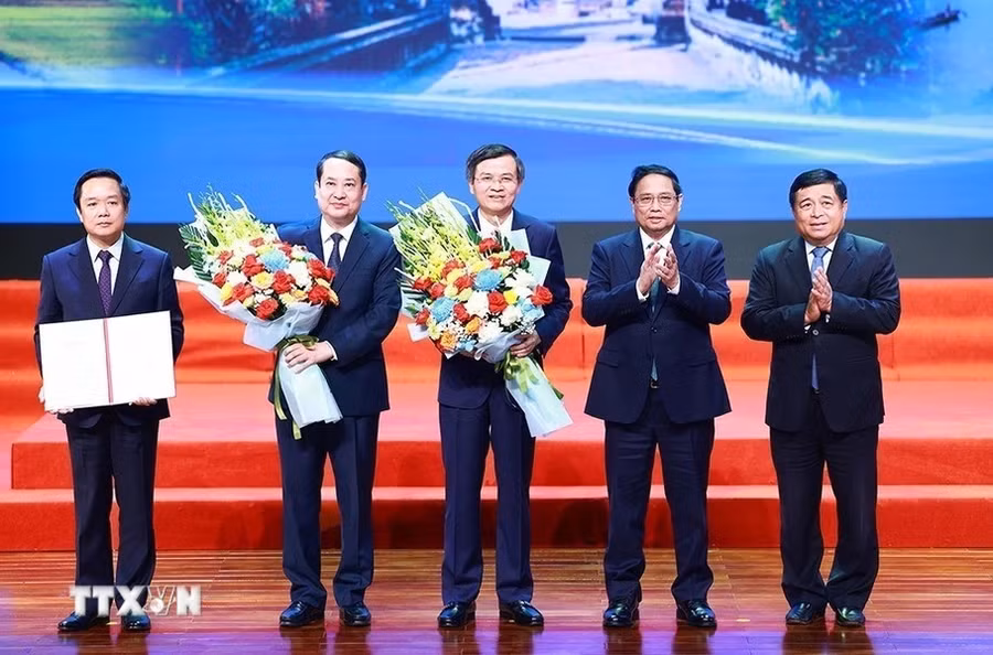 Thủ tướng Phạm Minh Chính và Bộ trưởng Bộ Kế hoạch và Đầu tư Nguyễn Chí Dũng trao Quyết định phê duyệt cho lãnh đạo tỉnh Ninh Bình. (Ảnh: Dương Giang/TTXVN)