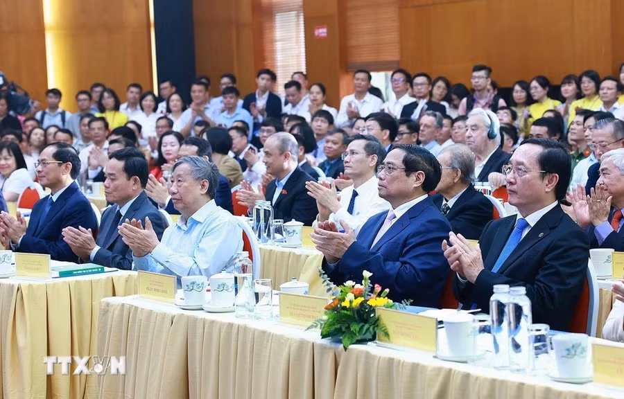 Thủ tướng Phạm Minh Chính và các đại biểu tham dự buổi lễ (Ảnh: Dương Giang/TTXVN)