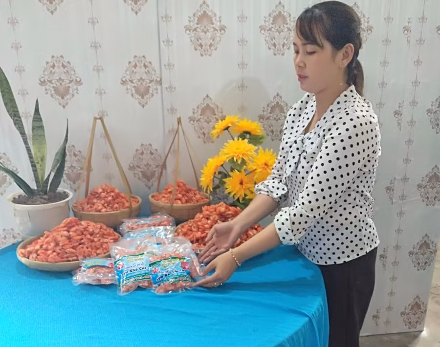 Chị Lê Thị Kim Thoa bên sản phẩm tôm khô.