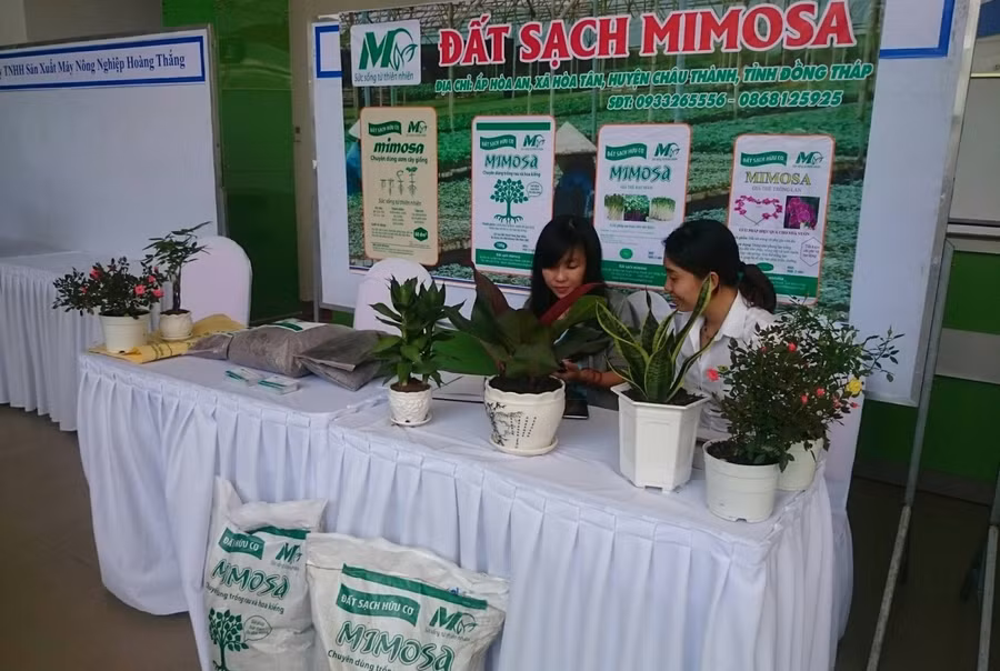 Chị Yến (bên trái) đang giới thiệu sản phẩm đất sạch.