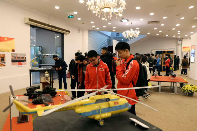 Các bạn học sinh, sinh viên hào hứng tham gia tham quan buổi triển lãm đầy ý nghĩa này. Ảnh: vietnamnet.vn