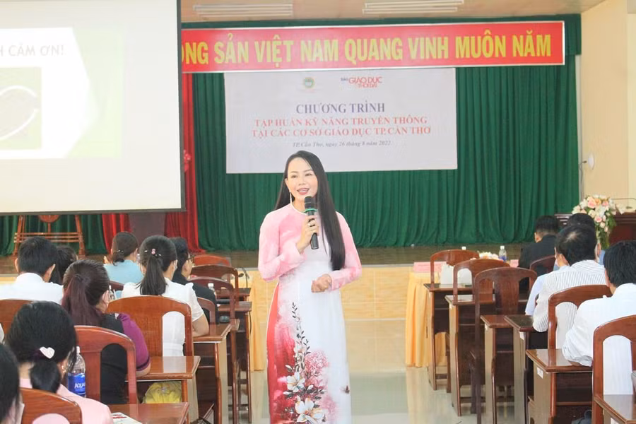 TS Nguyễn Thị Quốc Minh - Trường ĐH Khoa học Xã hội và Nhân văn TPHCM chia sẻ tại buổi tập huấn.