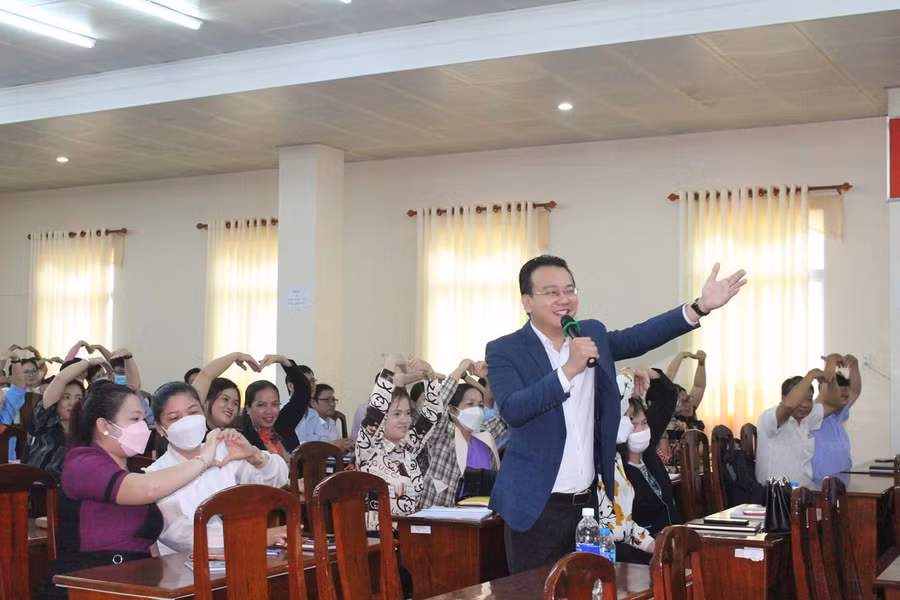 TS Đào Lê Hòa An - Tiến sĩ tâm lý học, Hội Tâm lý học xã hội Việt Nam tương tác cùng cán bộ, giáo viên.