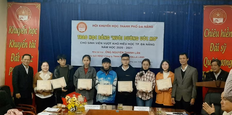 Sinh viên ĐH Đà Nẵng nhận học bổng Nuôi dưỡng ước mơ do ông Nguyễn Thành Lân tài trợ.