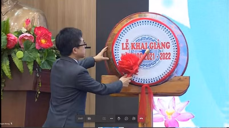 TS.BS Lê Viết Nho - Trưởng khoa Y Dược đánh trống khai giảng năm học mới.