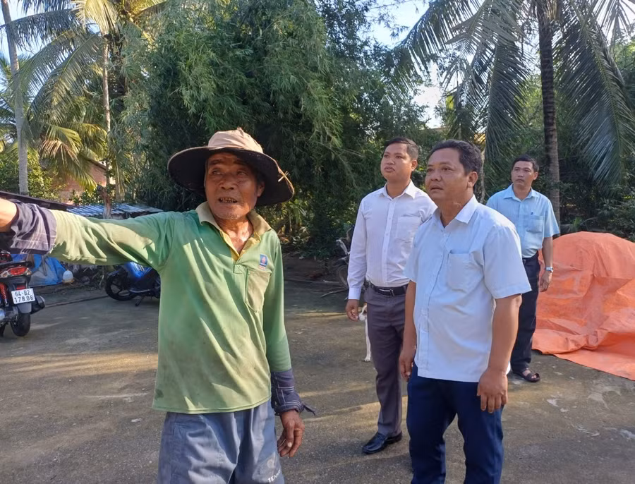 Lãnh đạo huyện Long Hồ thăm hỏi, động viên các hộ dân khắc phục khó khăn.