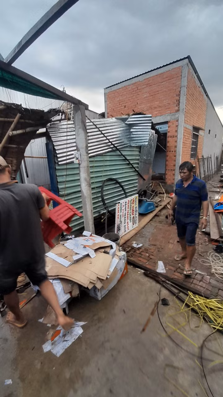Nhiều hộ dân bị thiệt hại nặng do mưa to, lốc xoáy.