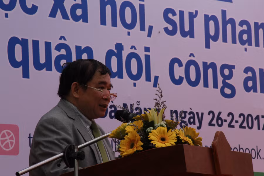 Thứ trưởng Bộ GD&ĐT Bùi Văn Ga phát biểu khai mạc chương trình tư vấn tuyển sinh – hướng nghiệp Thứ trưởng Bộ GD&ĐT Bùi Văn Ga phát biểu khai mạc chương trình tư vấn tuyển sinh – hướng nghiệp