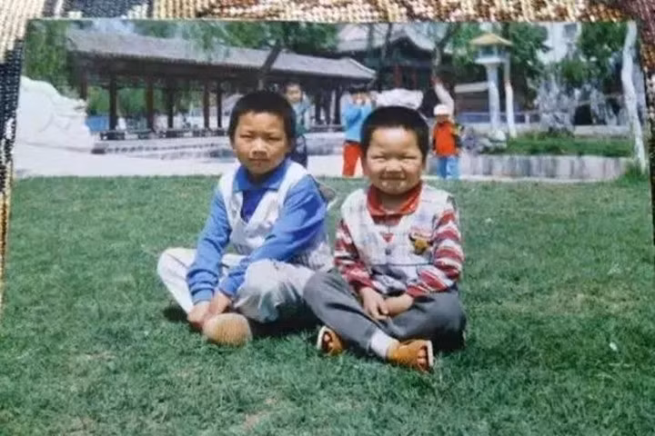 Người chồng (bên trái) và cậu em trai trong bức ảnh chụp tại công viên vào năm 1994.