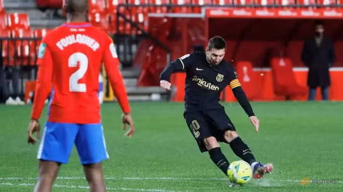 Messi ghi bàn thứ 48 cho Barca từ sút phạt trực tiếp hàng rào.