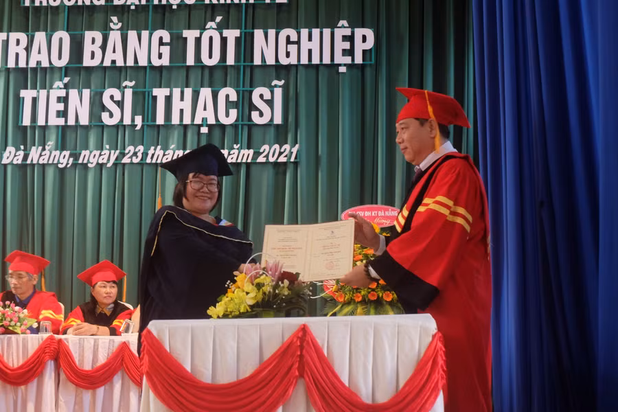 PGS.TS Nguyễn Mạnh Toàn – Hiệu trưởng Trường ĐH Kinh tế (Đại học Đà Nẵng) trao bằng Thạc sĩ cho các học viên.