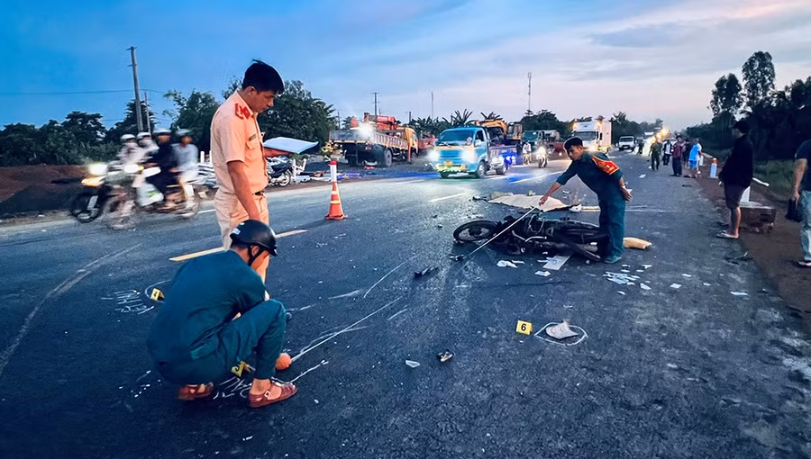 Lực lượng chức năng tổ chức khám nghiệm hiện trường. (Ảnh: Tiến Tầm) Lực lượng chức năng tổ chức khám nghiệm hiện trường. (Ảnh: Tiến Tầm)