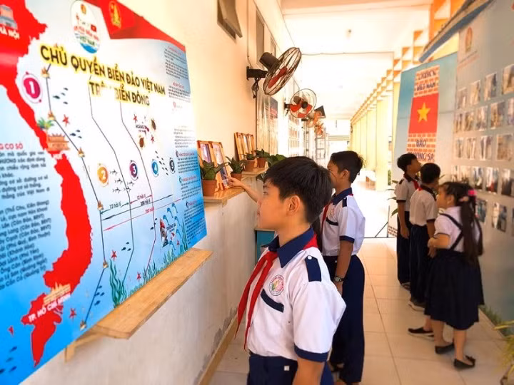 HS Trường TH Kim Đồng (TP Mỹ Tho, Tiền Giang) xem triển lãm ảnh “Trường Sa trong trái tim tôi”