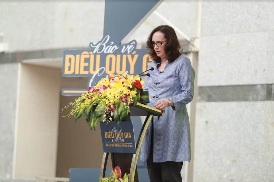 Bà Caryn McClelland - Phó Đại sứ Hoa Kỳ tại Việt Nam - phát biểu tại buổi lễ