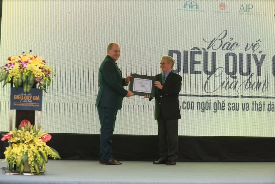Đại diện Quỹ AIP trao thư cảm ơn cho đại diện Công ty GM Việt Nam