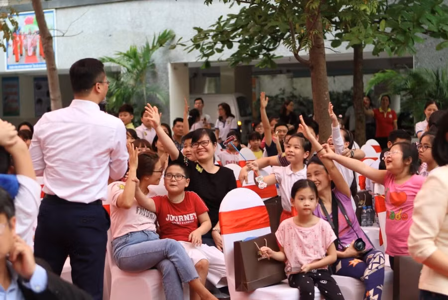 Các bậc phụ huynh và các em nhỏ rất tích cực tham gia chuỗi trò chơi an toàn giao thông