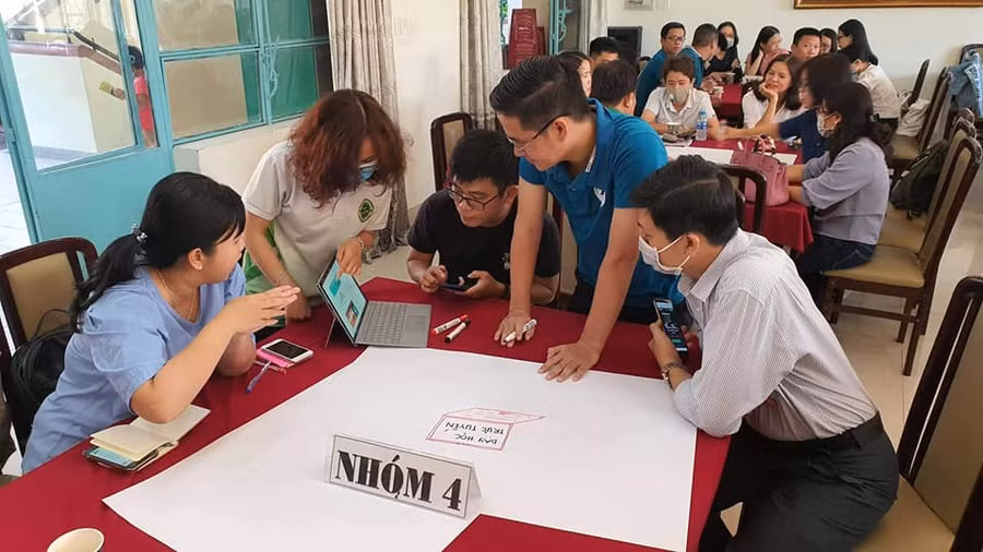Các giáo viên Trường THPT Lương Thế Vinh tham gia hội thảo chia sẻ kinh nghiệm dạy học trực tuyến. Ảnh fanpage nhà trường Các giáo viên Trường THPT Lương Thế Vinh tham gia hội thảo chia sẻ kinh nghiệm dạy học trực tuyến. Ảnh fanpage nhà trường