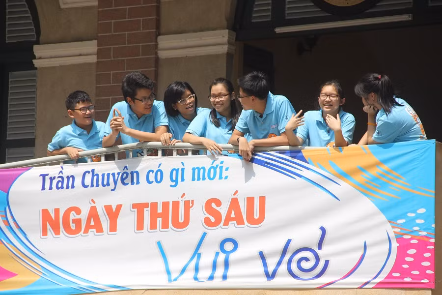 Học sinh Trường THPT chuyên Trần Đại Nghĩa khoác lên mình chiếc áo đồng phục lớp trong Ngày thứ Sáu vui vẻ. Ảnh: P.Nga