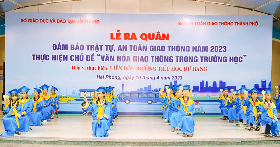 Học sinh tham gia thi Rung chuông vàng tuyên truyền về an toàn giao thông.