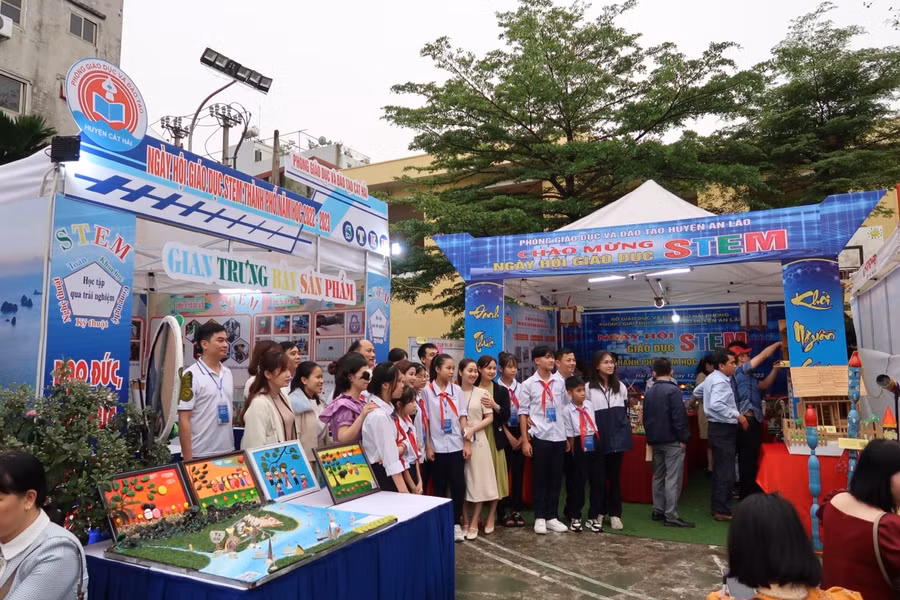 Các gian trưng bày STEM của các phòng GD&amp;ĐT.