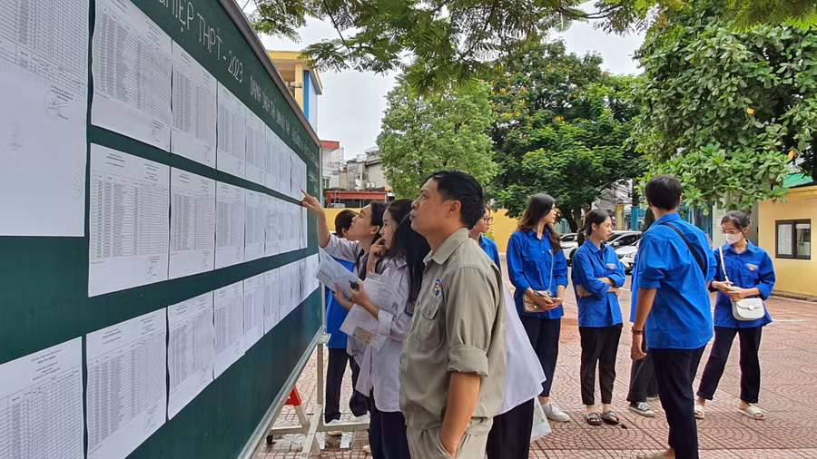 Thí sinh đến trường thi sớm. Thí sinh đến trường thi sớm.