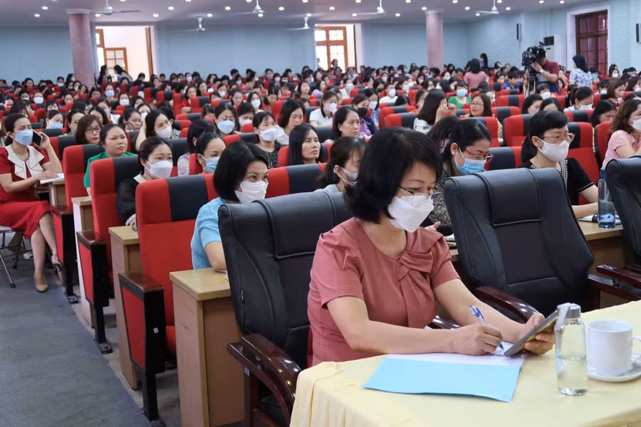 Cán bộ giáo viên tham gia tập huấn.