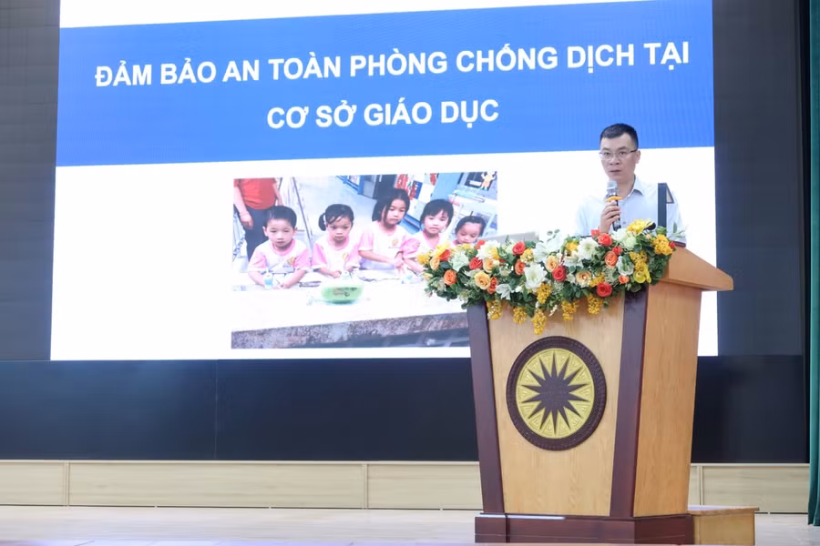 Cán bộ CDC Hải Phòng cung cấp cho các thầy cô kiến thức về công tác tăng cường phòng, chống dịch bệnh tại các cơ sở giáo dục.