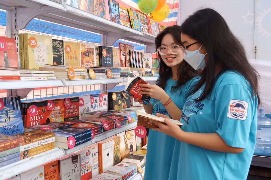 Em Nguyễn Tôn Quyên (bên trong), học sinh lớp 11B1, Trường THPT Trần Nguyên Hãn, quận Lê Chân cho hay: Em và các bạn vừa hoàn thành dự án STEM về sách. Nay đến với Hội Sách em muốn sưu tầm những cuốn sách hay để tiếp tục phát triển dự án STEM. Em Nguyễn Tôn Quyên (bên trong), học sinh lớp 11B1, Trường THPT Trần Nguyên Hãn, quận Lê Chân cho hay: Em và các bạn vừa hoàn thành dự án STEM về sách. Nay đến với Hội Sách em muốn sưu tầm những cuốn sách hay để tiếp tục phát triển dự án STEM.