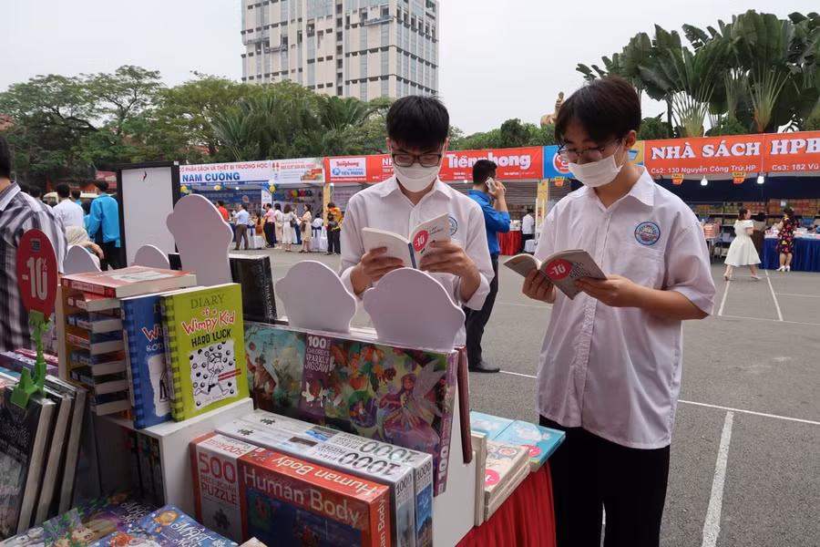 Hoạt động thu hút được sự tham gia của đông đảo bạn đọc là học sinh, sinh viên. Hoạt động thu hút được sự tham gia của đông đảo bạn đọc là học sinh, sinh viên.