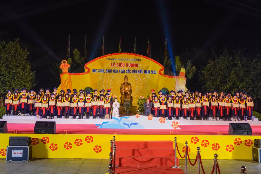 Nhân dịp này, lãnh đạo thành phố chúc mừng và biểu dương ngành Giáo dục và Đào tạo. Nhân dịp này, lãnh đạo thành phố chúc mừng và biểu dương ngành Giáo dục và Đào tạo.