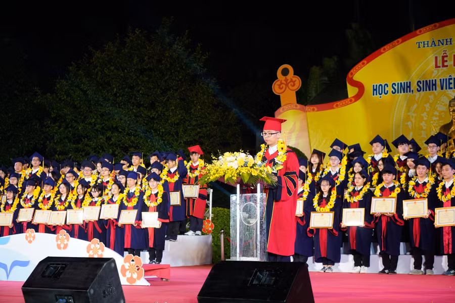 132 bông hoa trạng nguyên báo công tại Di tích Quốc gia đặc biệt Đền thờ Danh nhân Văn hoá Trạng Trình Nguyễn Bỉnh Khiêm. 132 bông hoa trạng nguyên báo công tại Di tích Quốc gia đặc biệt Đền thờ Danh nhân Văn hoá Trạng Trình Nguyễn Bỉnh Khiêm.