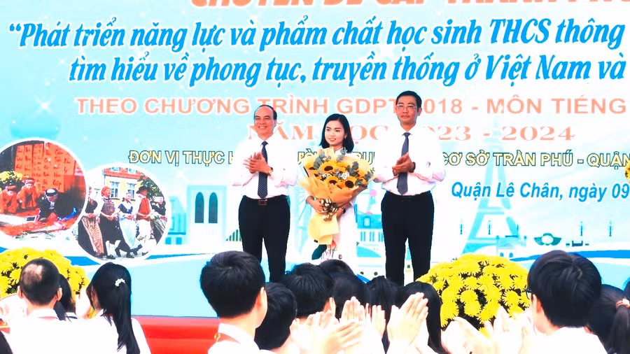 Lãnh đạo Sở GD&ĐT Hải Phòng tặng hoa cô giáo thực hiện chuyên đề.