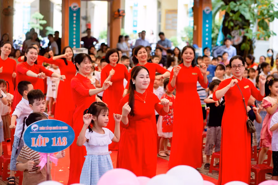 Cô trò hân hoan ngày tựu trường đầu tiên của học sinh lớp 1.