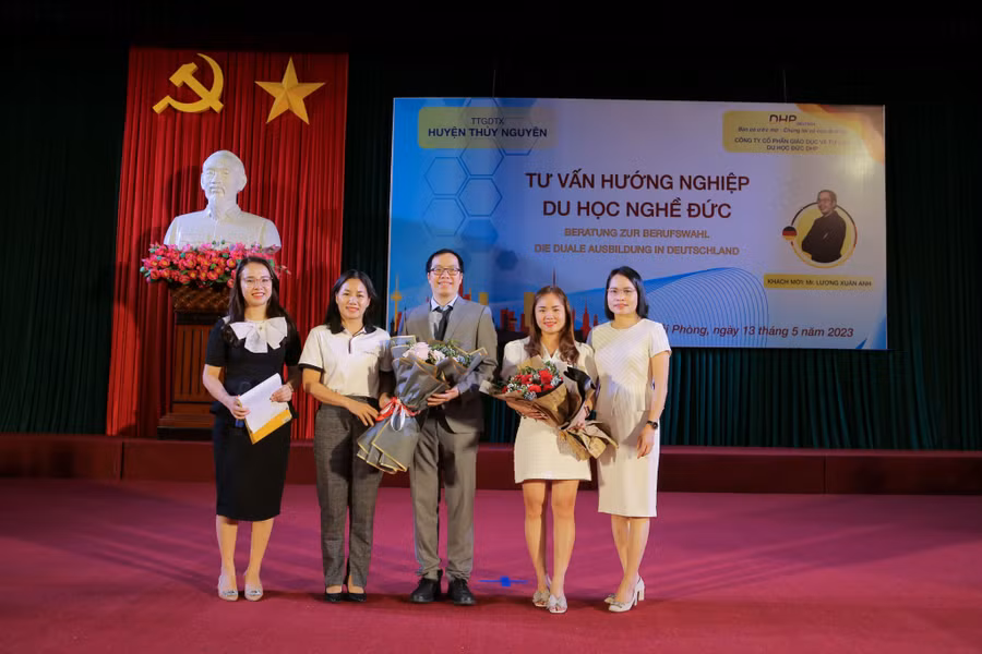 Lãnh đạo Công ty DHP tặng hoa khách mời tham gia sự kiện.