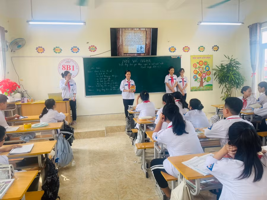 Học sinh thực hành nói và nghe tại lớp. Học sinh thực hành nói và nghe tại lớp.