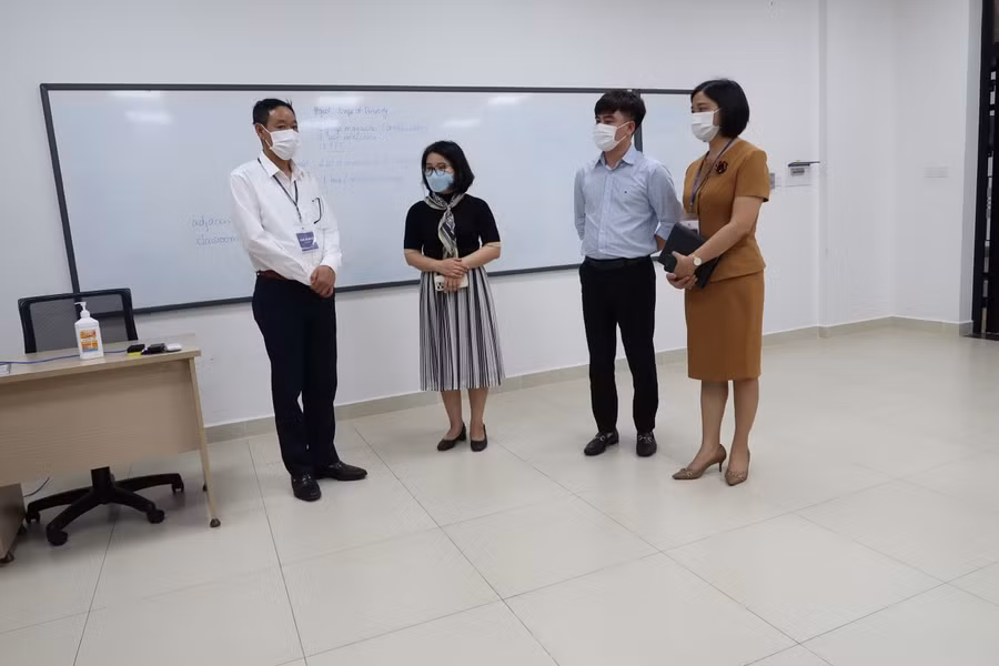 Lãnh đạo Sở GD&ĐT Hải Phòng lưu ý: Nhà trường sẵn sàng các kịch bản để chuyển trạng thái dạy học nếu dịch có diễn biến phức tạp, đảm bảo học sinh dừng đến trường nhưng không dừng học. Lãnh đạo Sở GD&ĐT Hải Phòng lưu ý: Nhà trường sẵn sàng các kịch bản để chuyển trạng thái dạy học nếu dịch có diễn biến phức tạp, đảm bảo học sinh dừng đến trường nhưng không dừng học.