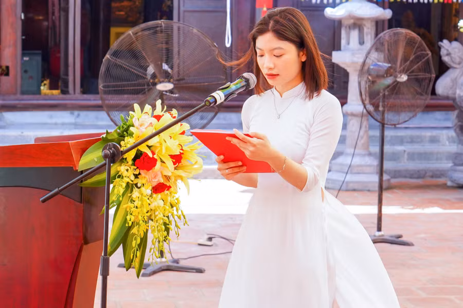 Trở thành Đảng viên của Đảng Cộng sản Việt Nam, Nguyễn Hoàng Vân Trang và Nguyễn Thị Bảo Ngọc nhận thức rằng, đó là niềm vinh dự to lớn với bản thân, gia đình. Trở thành Đảng viên của Đảng Cộng sản Việt Nam, Nguyễn Hoàng Vân Trang và Nguyễn Thị Bảo Ngọc nhận thức rằng, đó là niềm vinh dự to lớn với bản thân, gia đình.